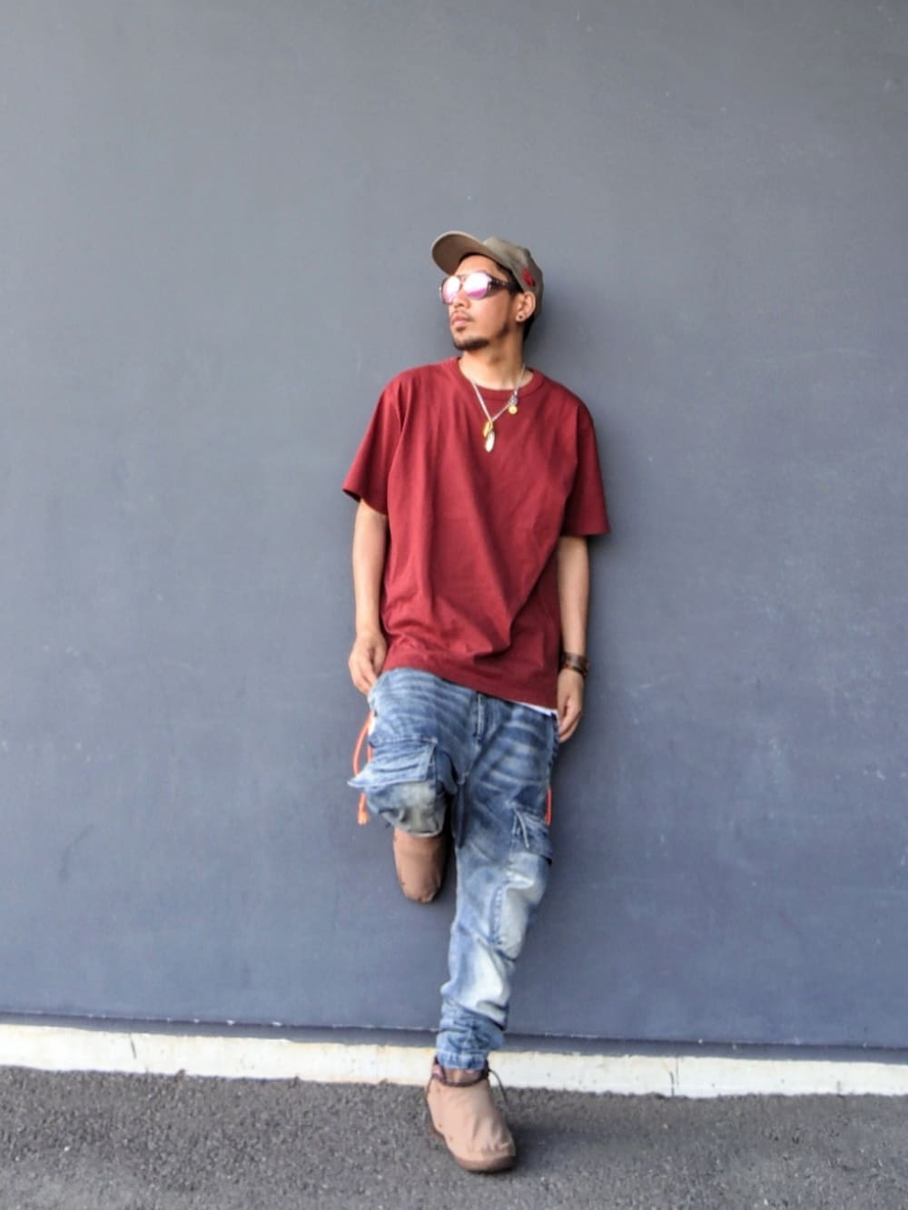 ブラウン系のTシャツ/カットソー、ホワイト系のタンクトップ、ブルー系のデニムパンツを着用したメンズの夏コーディネートの2枚目の写真
