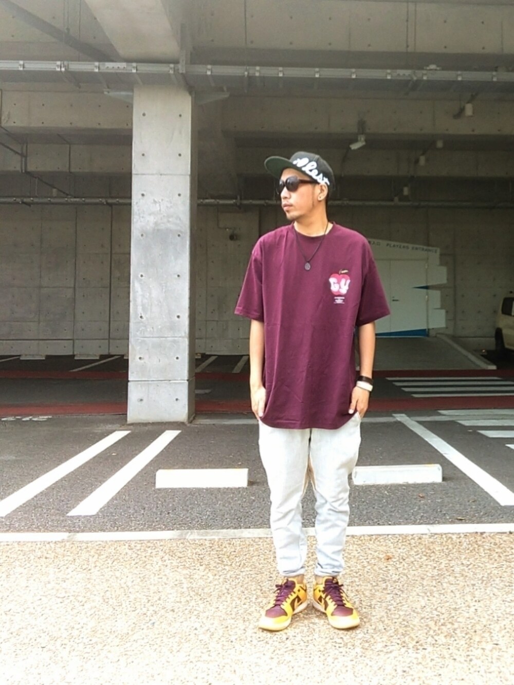 ブラウン系のTシャツ/カットソー、グレー系のスウェットパンツ、イエロー系のスニーカーを着用したメンズの夏コーディネートの2枚目の写真