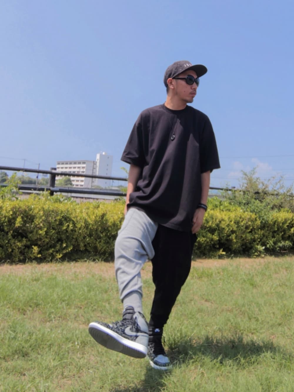 ブラック系のTシャツ/カットソー、その他のスウェットパンツ、グレー系のスニーカーを着用したメンズの夏コーディネートの2枚目の写真