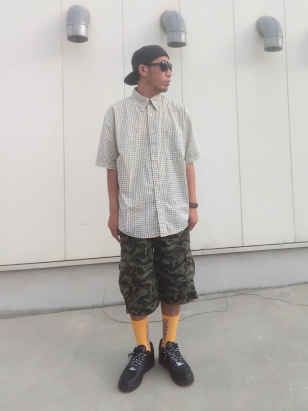 イエロー系のシャツ/ブラウス、その他のパンツ、ブラック系のスニーカーを着用したメンズの夏コーディネートの2枚目の写真