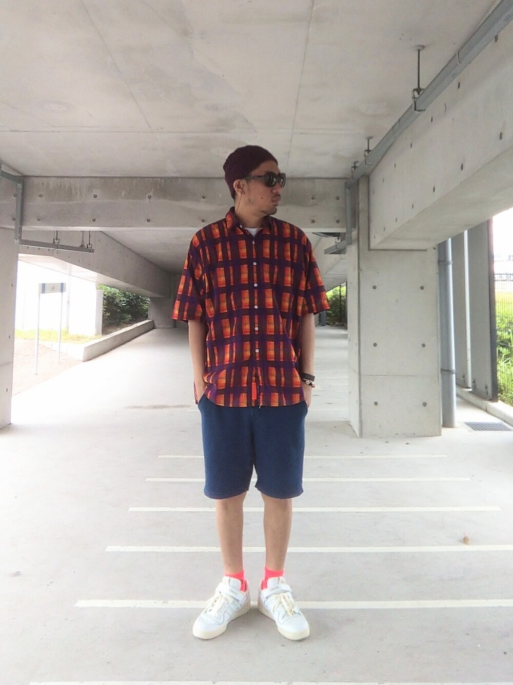 オレンジ系のシャツ/ブラウス、ブルー系のその他パンツ、ホワイト系のスニーカーを着用したメンズの夏コーディネートの2枚目の写真