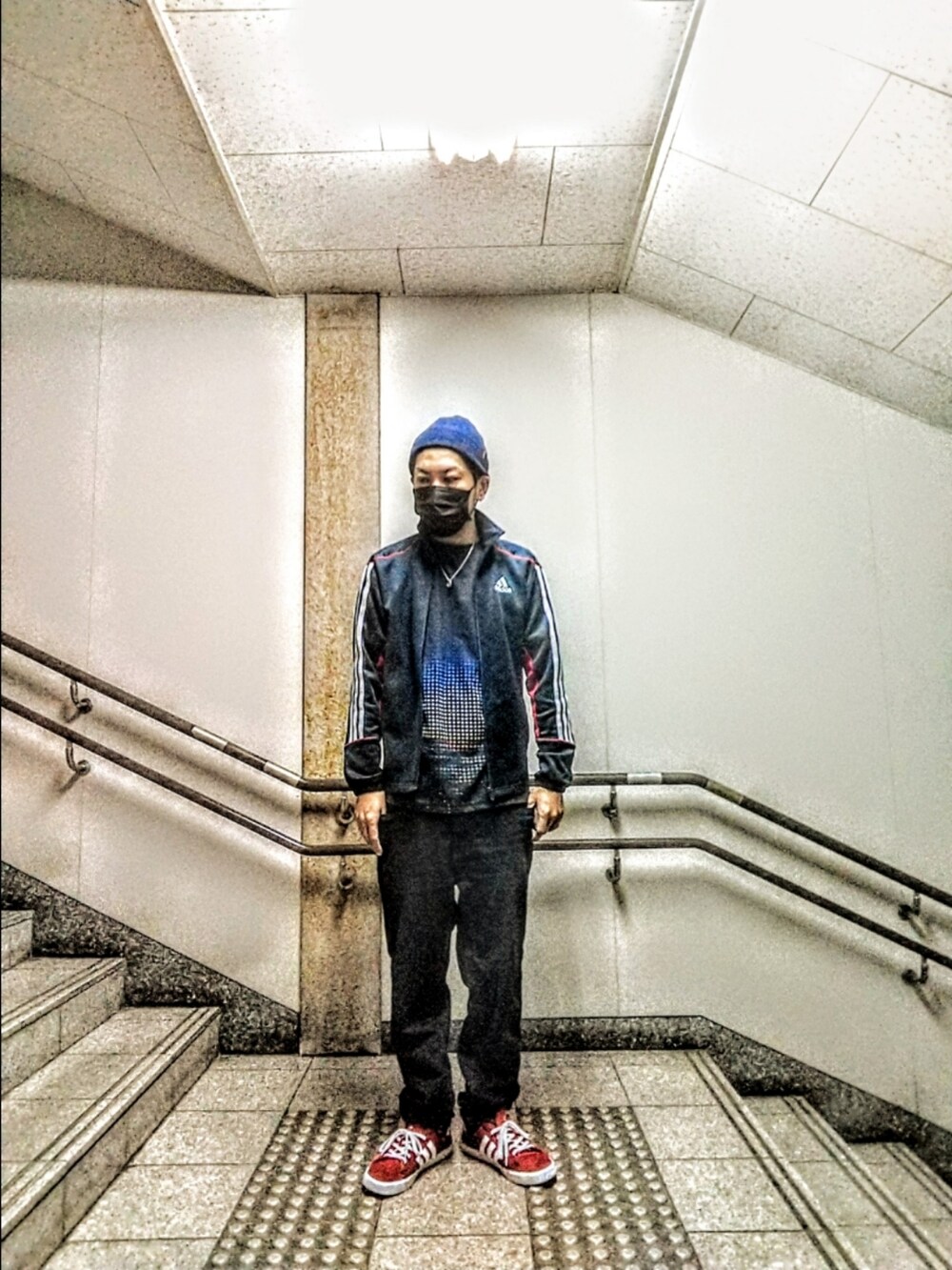 ブルー系のジャージ、ブルー系のTシャツ/カットソー、ブルー系のデニムパンツを着用したメンズの秋コーディネートの2枚目の写真