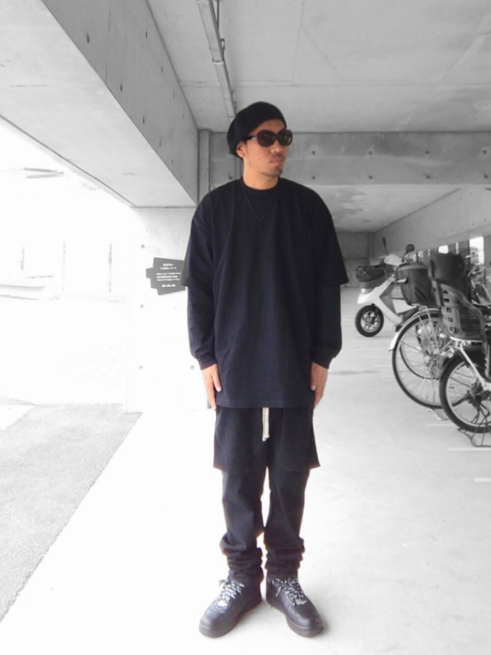 ブラック系のTシャツ/カットソー、ブラック系のTシャツ/カットソー、ブラック系のその他パンツを着用したメンズの夏コーディネートの2枚目の写真