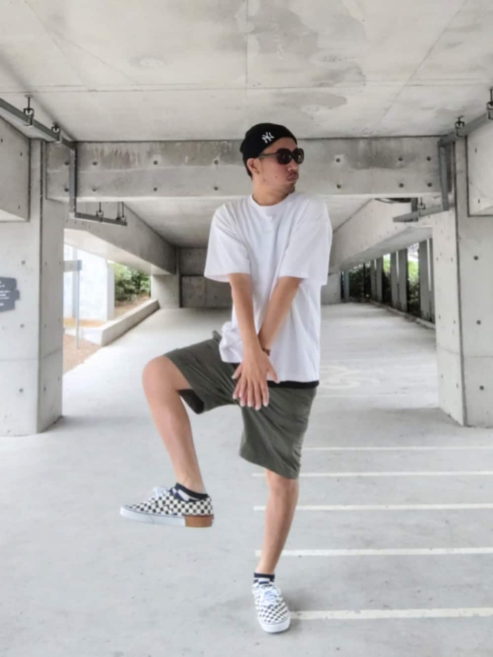 ホワイト系のTシャツ/カットソー、ブラック系のタンクトップ、グリーン系のその他パンツを着用したメンズの夏コーディネートの2枚目の写真