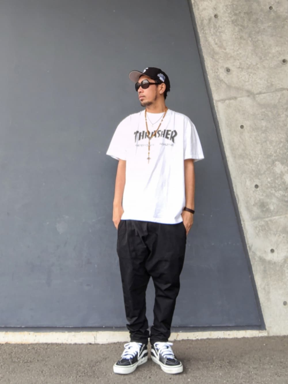 その他のシャツ/ブラウス、ホワイト系のTシャツ/カットソー、ブラック系のその他パンツを着用したメンズの秋コーディネートの3枚目の写真