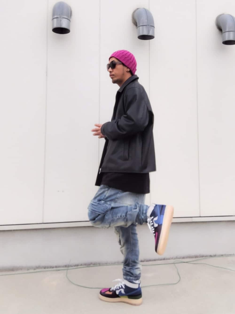 ブラック系のジャケット/アウター、ブラック系のTシャツ/カットソー、ブルー系のデニムパンツを着用したメンズの秋コーディネートの2枚目の写真