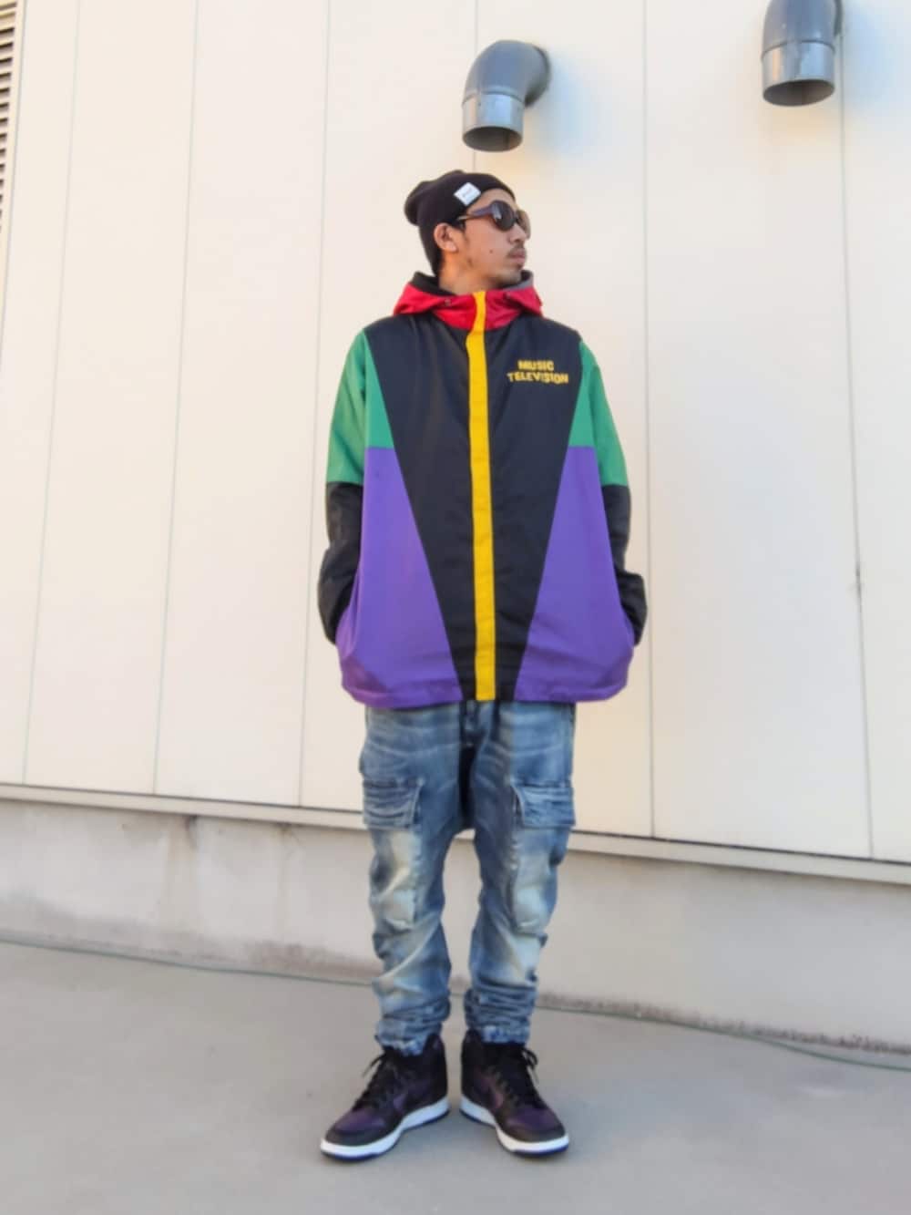 その他のナイロンジャケット、ブラック系のパーカー、ブルー系のデニムパンツを着用したメンズの冬コーディネートの2枚目の写真