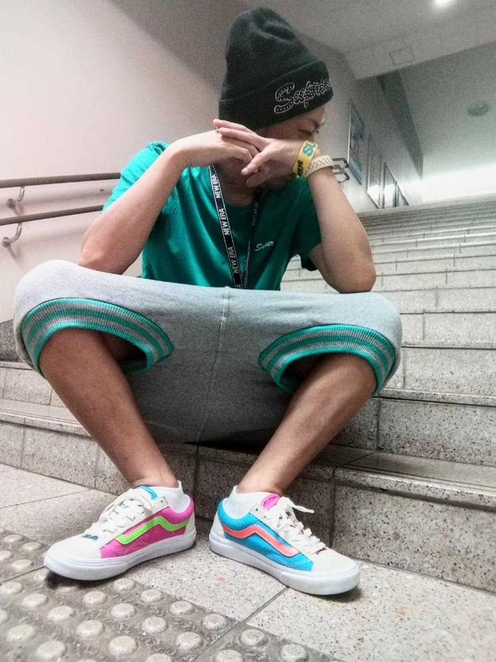 グリーン系のTシャツ/カットソー、グレー系のその他パンツ、その他のスニーカーを着用したメンズの夏コーディネートの2枚目の写真