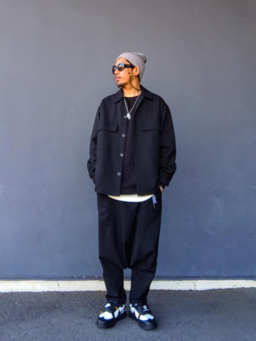 ブラック系のシャツ/ブラウス、ホワイト系のタンクトップ、ブラック系のその他パンツを着用したメンズの冬コーディネートの2枚目の写真