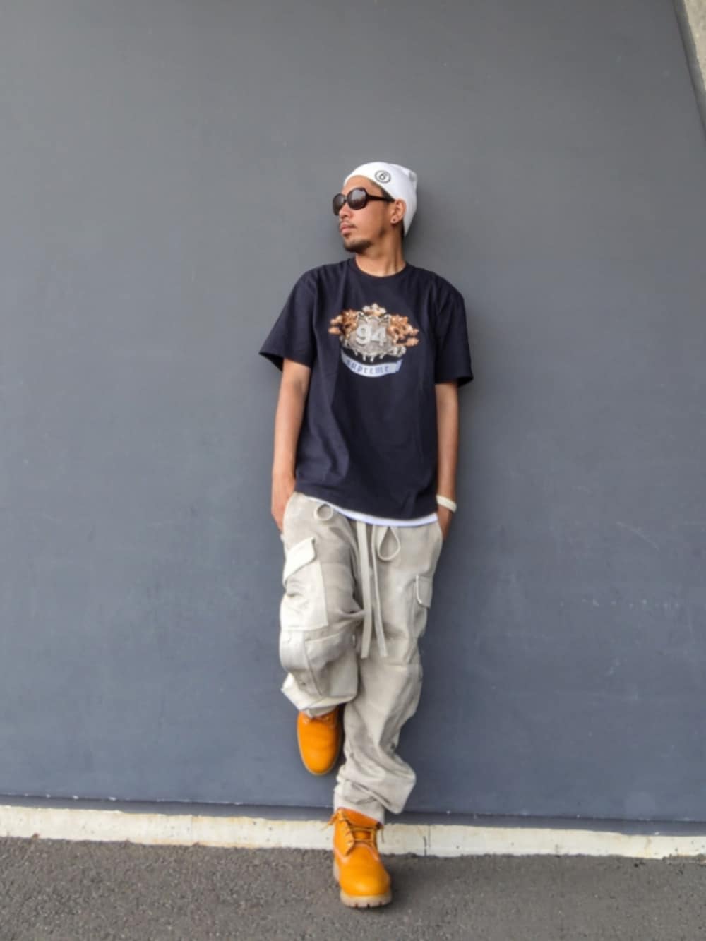 ブラック系のTシャツ/カットソー、ホワイト系のタンクトップ、ホワイト系のその他パンツを着用したメンズの夏コーディネートの2枚目の写真