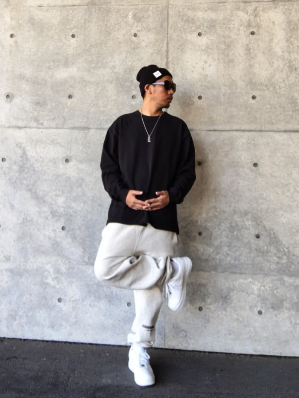 ブラック系のTシャツ/カットソー、グレー系のスウェットパンツ、ホワイト系のスニーカーを着用したメンズの秋コーディネートの2枚目の写真