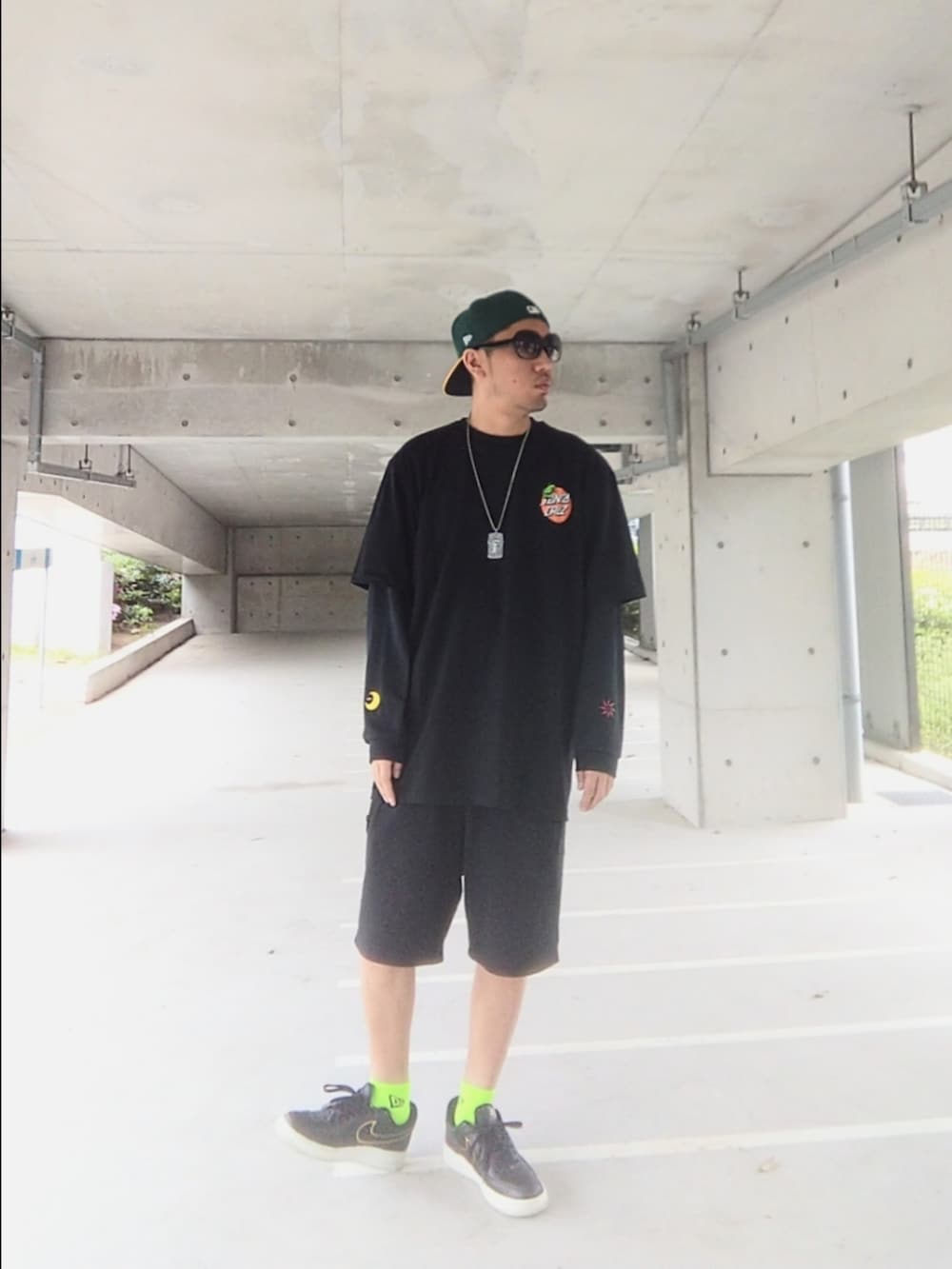 ブラック系のTシャツ/カットソー、ブラック系のTシャツ/カットソー、ブラック系のその他パンツを着用したメンズの春コーディネートの2枚目の写真