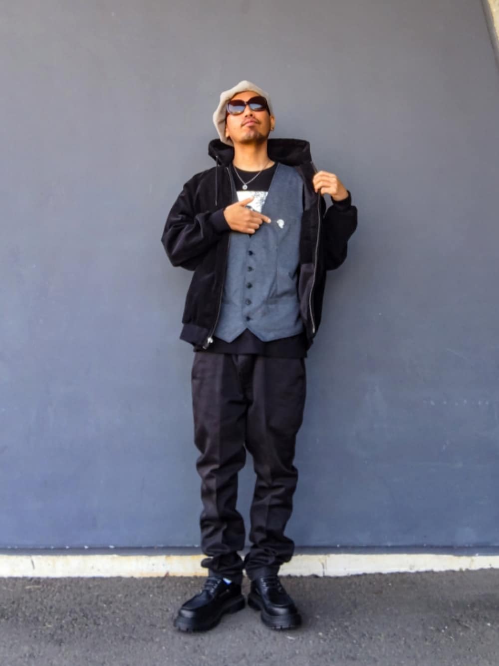 ブラック系のブルゾン、グレー系のベスト、ブラック系のTシャツ/カットソーを着用したメンズの冬コーディネートの3枚目の写真