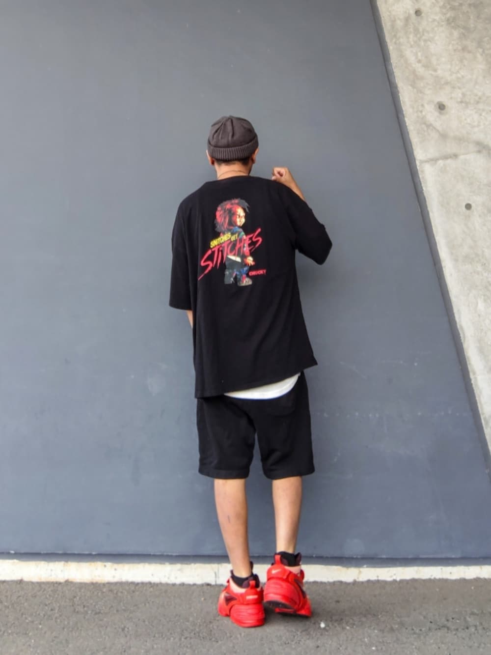 ブラック系のTシャツ/カットソー、ホワイト系のタンクトップ、ブラック系のその他パンツを着用したメンズの夏コーディネートの2枚目の写真