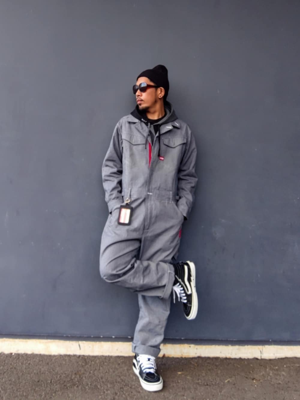 グレー系のつなぎ/オールインワン、ブラック系のパーカー、ブラック系のスニーカーを着用したメンズの冬コーディネートの3枚目の写真