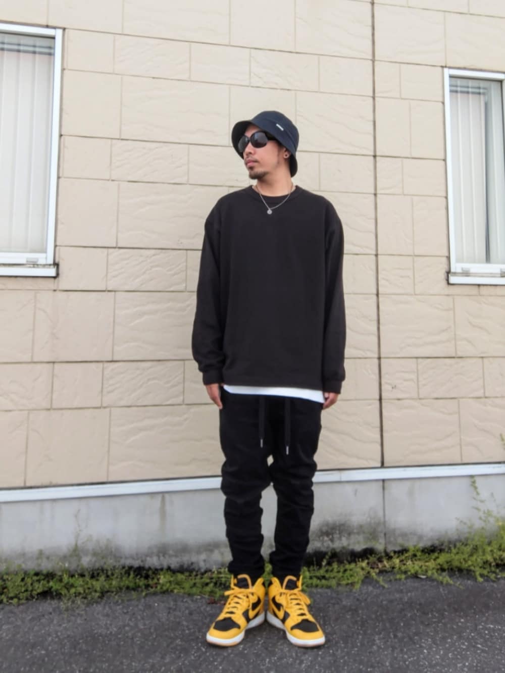 ブラック系のTシャツ/カットソー、ホワイト系のタンクトップ、ブラック系のデニムパンツを着用したメンズの春コーディネートの2枚目の写真
