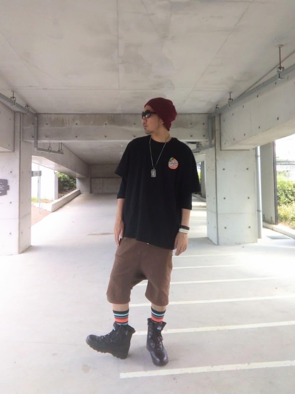 ブラック系のTシャツ/カットソー、ブラウン系のその他パンツ、ブラック系のブーツを着用したメンズの秋コーディネートの3枚目の写真