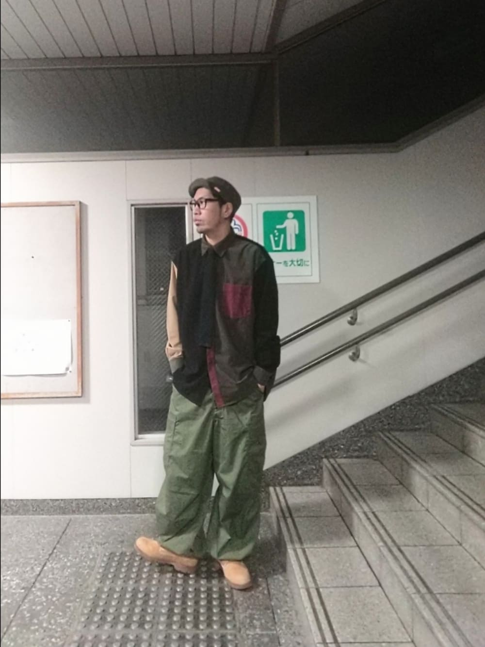 その他のシャツ/ブラウス、ブラック系のネクタイ、グリーン系のその他パンツを着用したメンズの春コーディネートの2枚目の写真