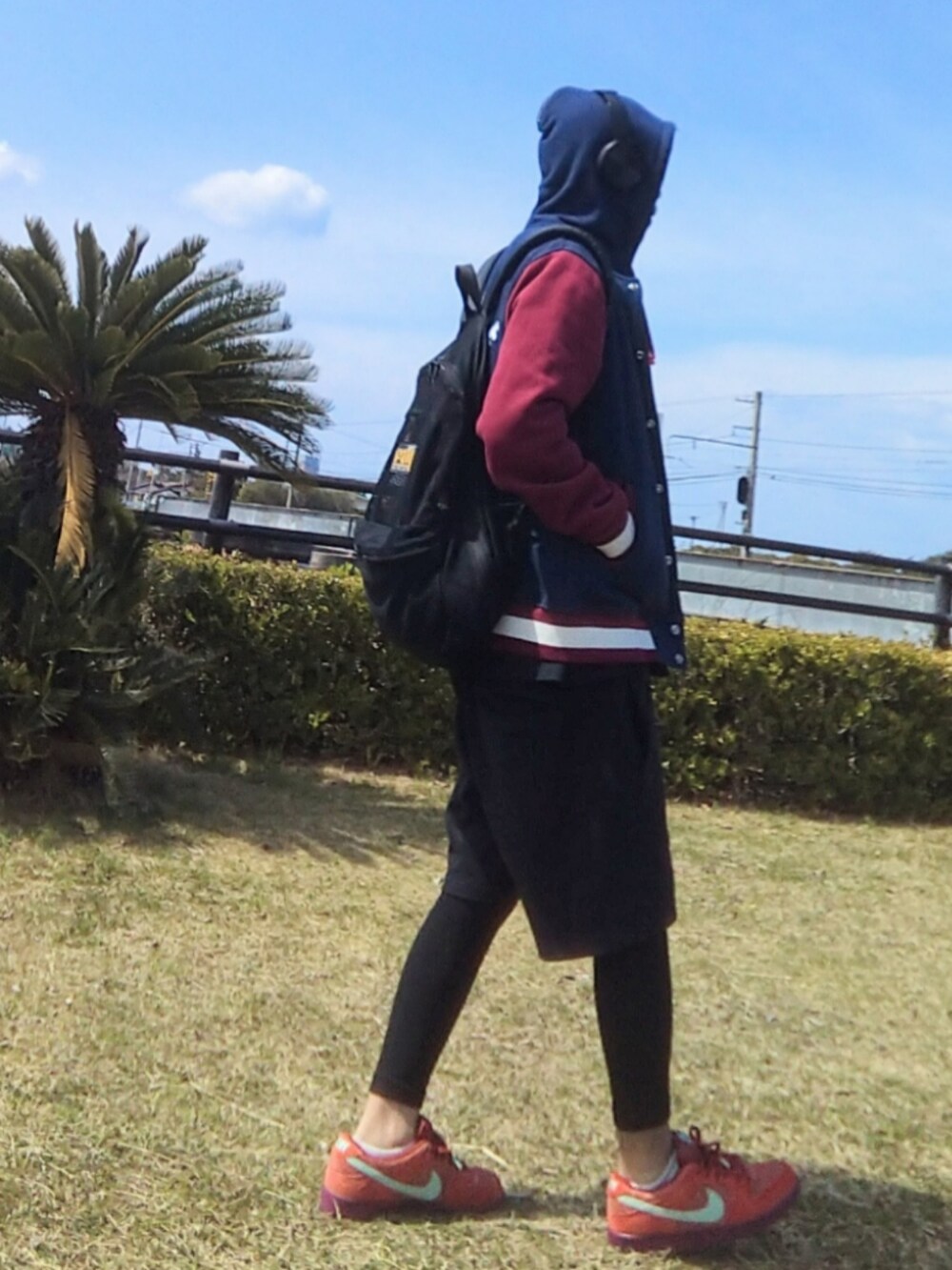 ブルー系のスタジャン、ブラック系のその他パンツ、その他のスニーカーを着用したメンズの春コーディネートの2枚目の写真