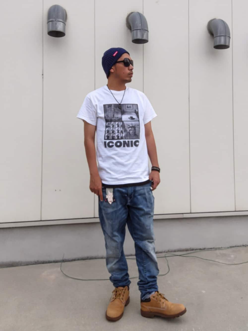 ホワイト系のTシャツ/カットソー、ブラック系のタンクトップ、ブルー系のデニムパンツを着用したメンズの秋コーディネートの2枚目の写真