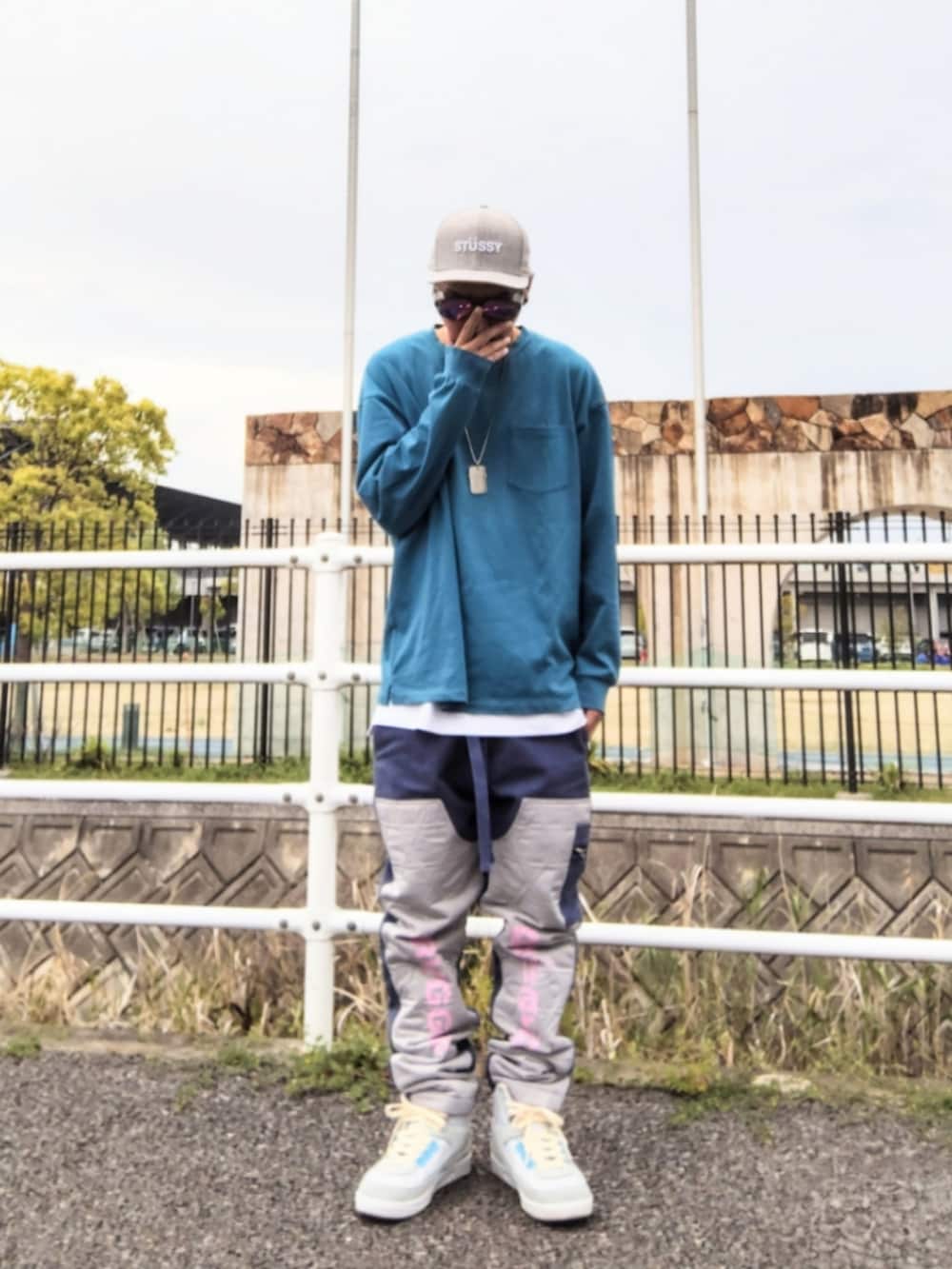 ブルー系のTシャツ/カットソー、ホワイト系のタンクトップ、ブルー系のカーゴパンツを着用したメンズの春コーディネートの2枚目の写真
