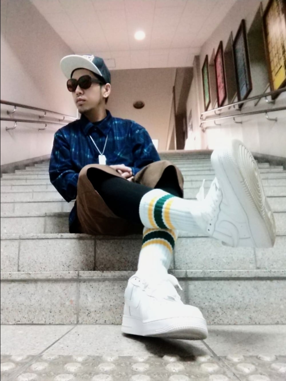 ブルー系のシャツ/ブラウス、ブラウン系のその他パンツ、ホワイト系のスニーカーを着用したメンズの春コーディネートの3枚目の写真