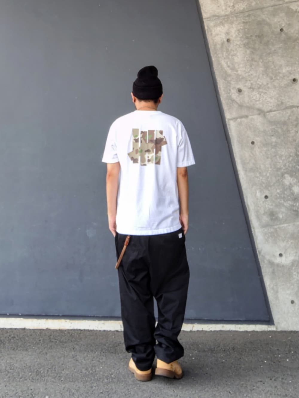 ホワイト系のTシャツ/カットソー、ブラック系のその他パンツ、イエロー系のブーツを着用したメンズの夏コーディネートの2枚目の写真