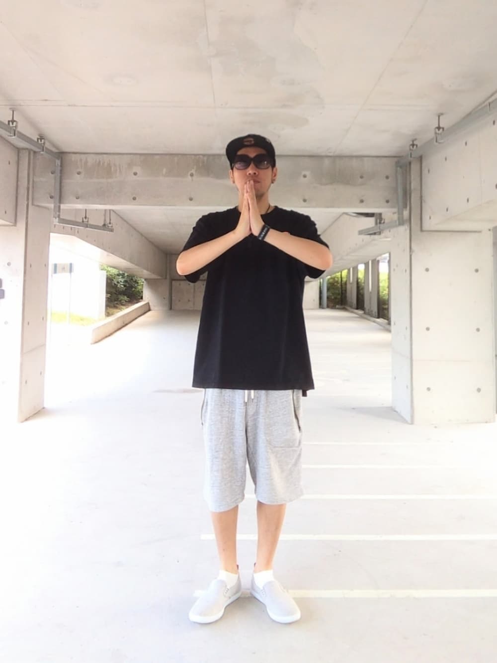 ブラック系のTシャツ/カットソー、グレー系のその他パンツ、グレー系のスニーカーを着用したメンズの夏コーディネートの2枚目の写真
