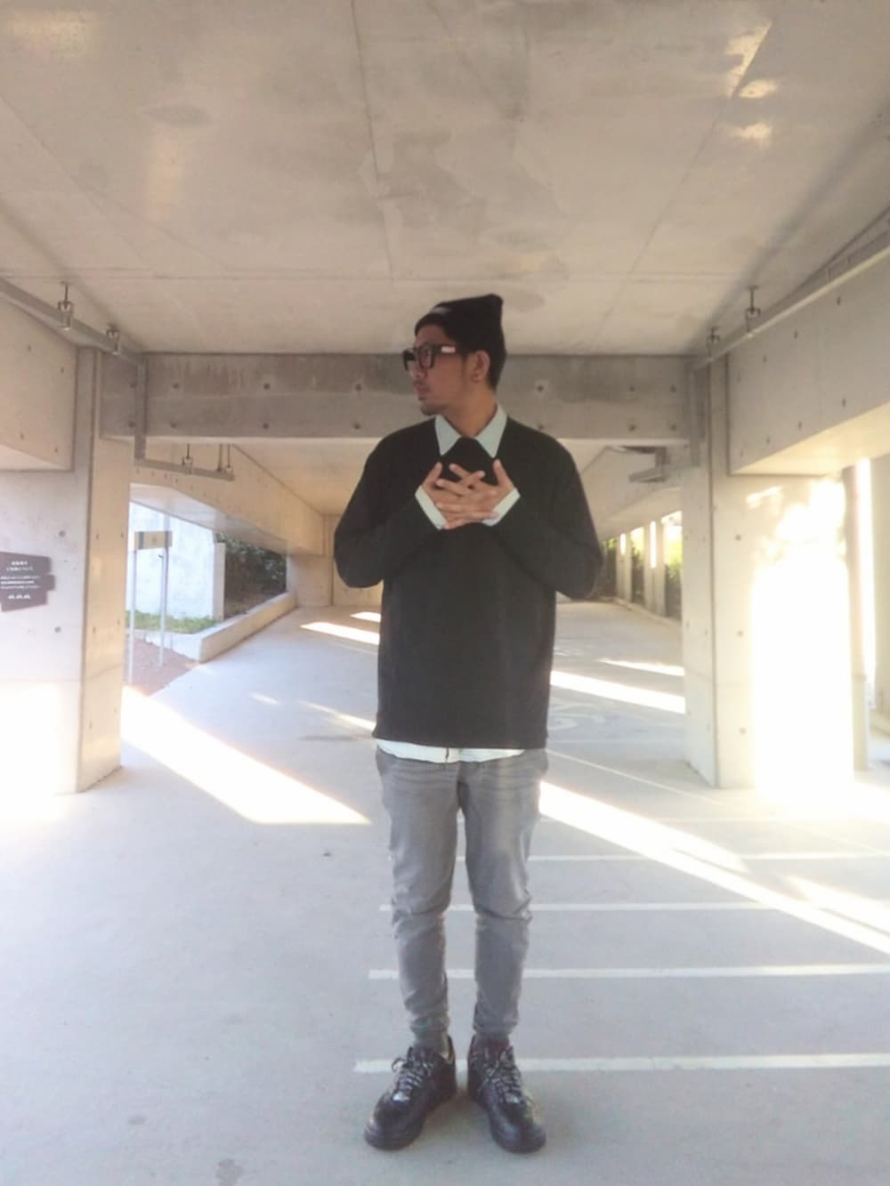 ブルー系のシャツ/ブラウス、ブラック系のTシャツ/カットソー、グレー系のその他パンツを着用したメンズの冬コーディネートの2枚目の写真