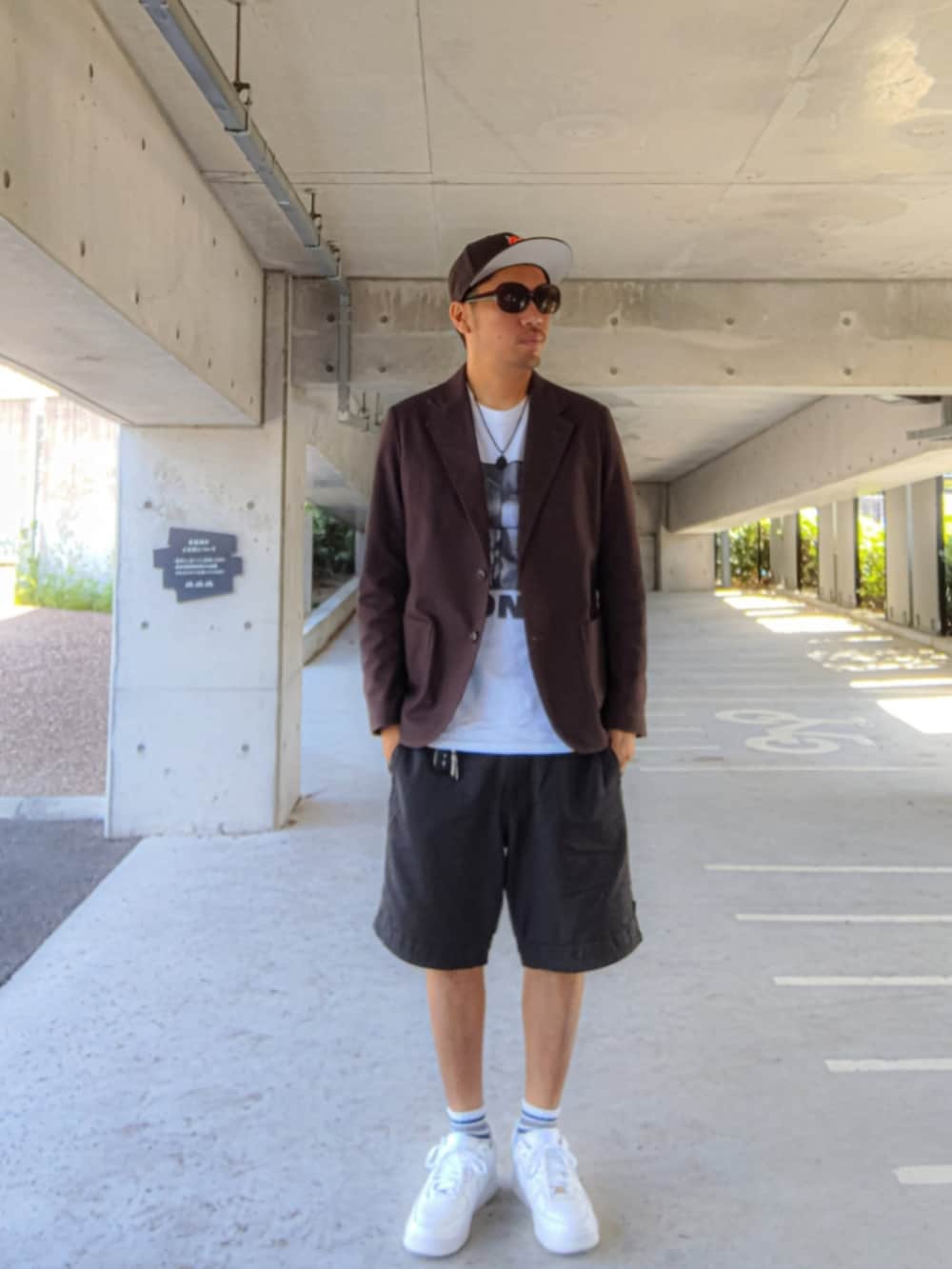 ブラウン系のテーラードジャケット、ホワイト系のTシャツ/カットソー、ブラック系のその他パンツを着用したメンズの秋コーディネートの2枚目の写真