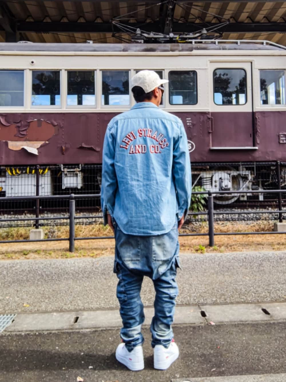 ブルー系のシャツ/ブラウス、ホワイト系のTシャツ/カットソー、ブルー系のデニムパンツを着用したメンズの秋コーディネートの3枚目の写真