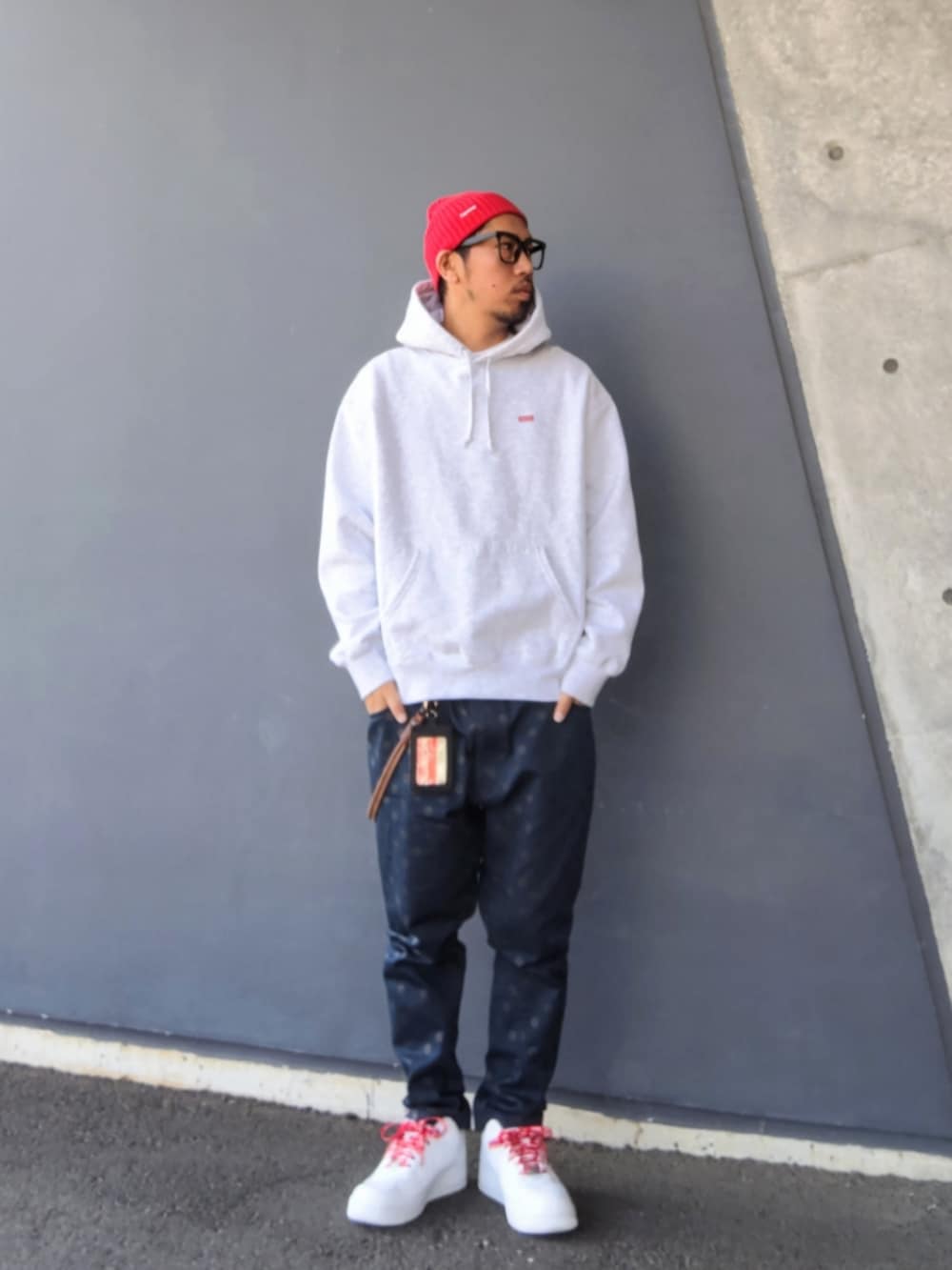 グレー系のパーカー、ブルー系のその他パンツ、ホワイト系のスニーカーを着用したメンズの冬コーディネートの2枚目の写真