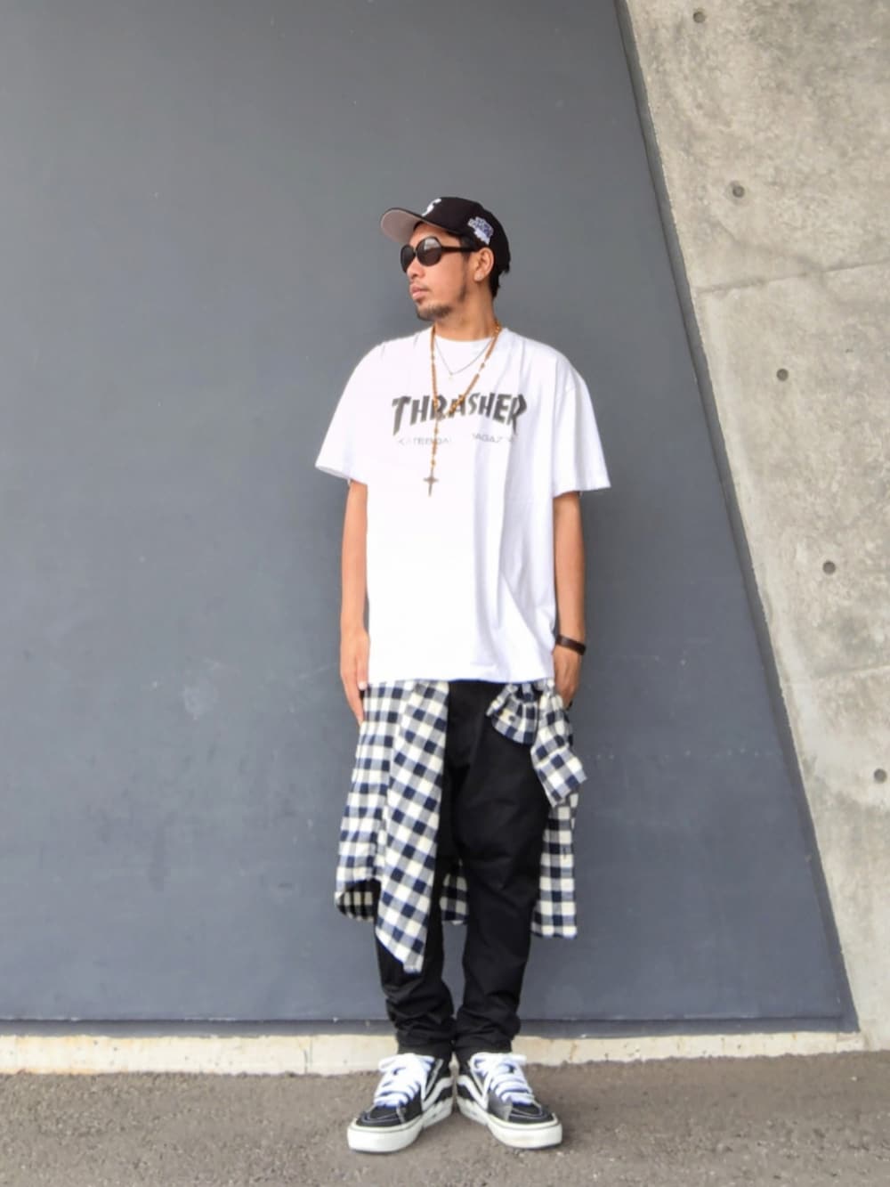 その他のシャツ/ブラウス、ホワイト系のTシャツ/カットソー、ブラック系のその他パンツを着用したメンズの秋コーディネートの2枚目の写真