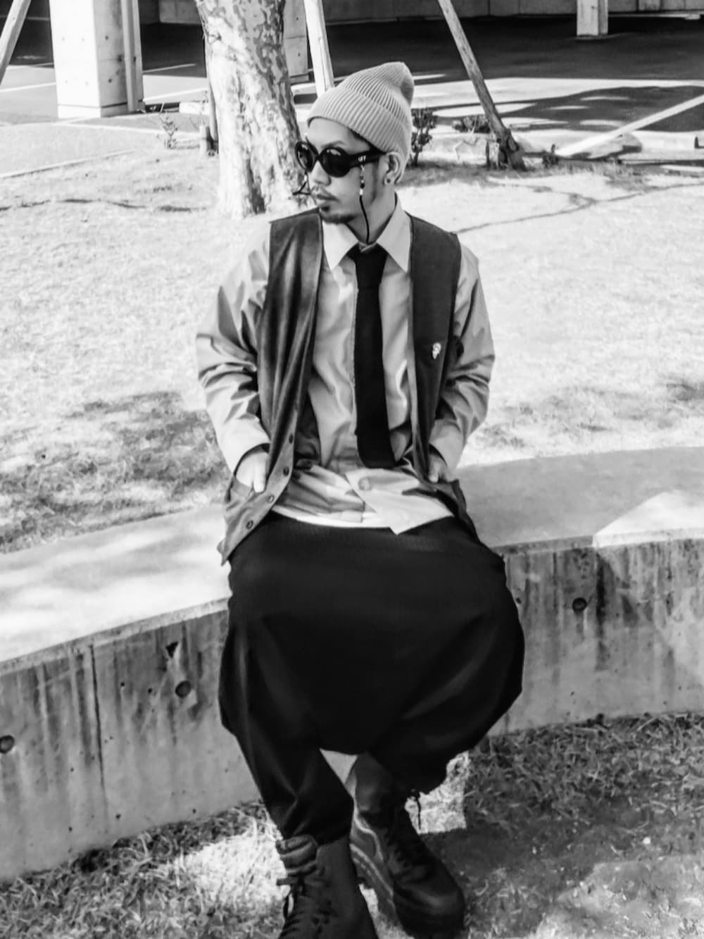 グレー系のベスト、ベージュ系のシャツ/ブラウス、ホワイト系のタンクトップを着用したメンズの春コーディネートの3枚目の写真