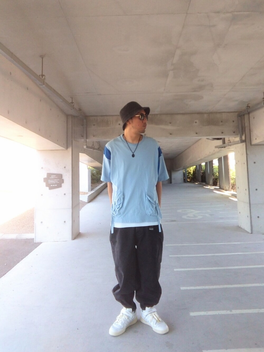 ブルー系のTシャツ/カットソー、ブラック系のデニムパンツ、ホワイト系のスニーカーを着用したメンズの夏コーディネートの3枚目の写真