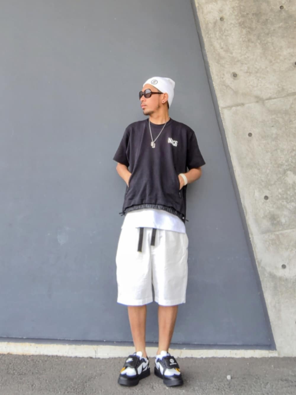 ブラック系のTシャツ/カットソー、ホワイト系のタンクトップ、ホワイト系のその他パンツを着用したメンズの夏コーディネートの2枚目の写真