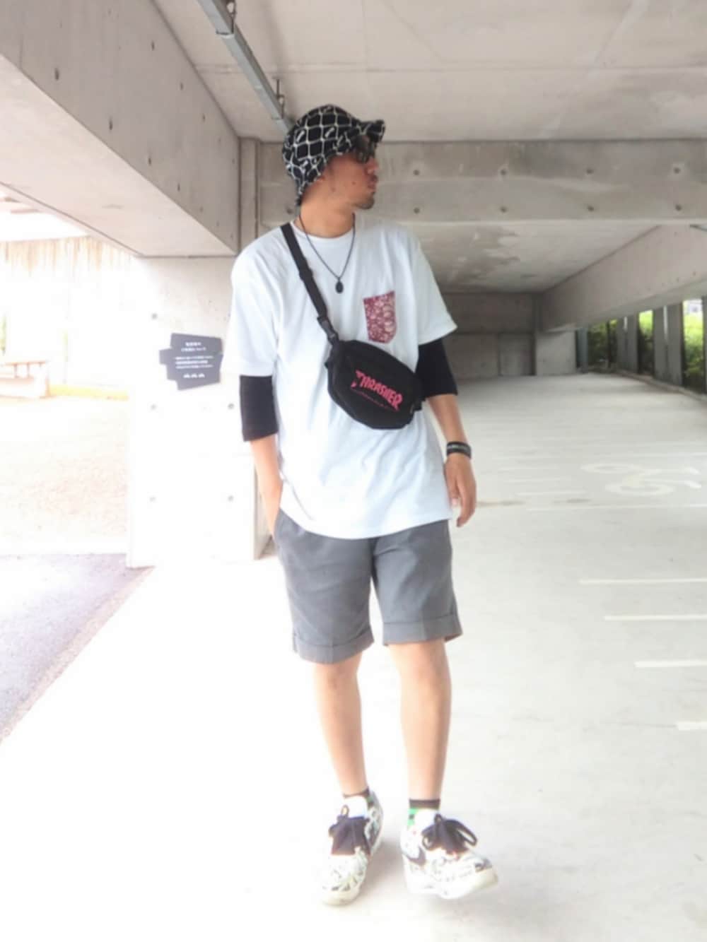 「ストリート、スケータースタイル、THRASHER、バケットハット、NEW ERA、レイヤードスタイル、ボディバッグ、Dickies、DAISO、靴下オタク、ピースマイナスワン、NIKE、エアフォースワン、白Tシャツ、ハーフパンツ」|「THRASHER×NEW ERAのアイテム(ハット、ブラック系)」を使った、hasshi(ハッシー)さん(骨格ナチュラル・メンズ・172cm)の夏コーディネートの2枚目の写真