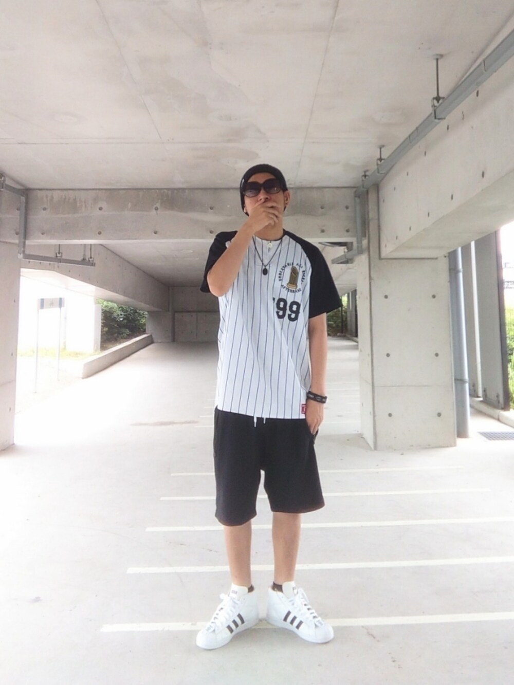 ホワイト系のシャツ/ブラウス、ブラック系のその他パンツ、ホワイト系のスニーカーを着用したメンズの夏コーディネートの2枚目の写真