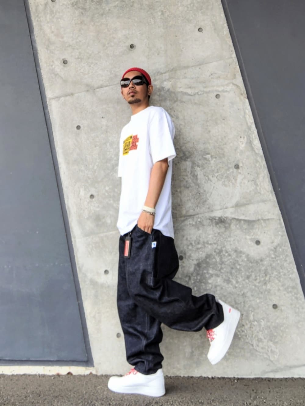 ホワイト系のTシャツ/カットソー、ブルー系のデニムパンツ、ホワイト系のスニーカーを着用したメンズの夏コーディネートの2枚目の写真