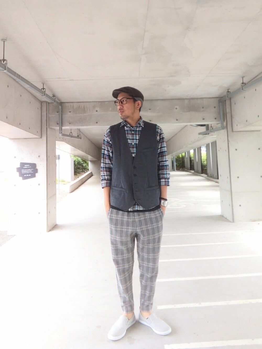 ブルー系のシャツ/ブラウス、グレー系のベスト、ベージュ系のその他パンツを着用したメンズの秋コーディネートの2枚目の写真