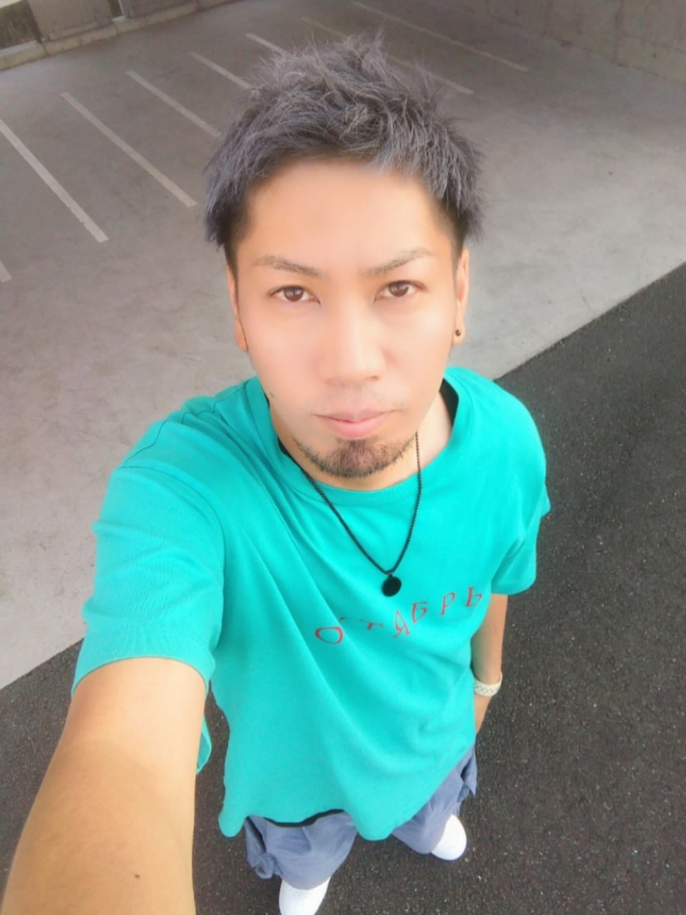 ブルー系のTシャツ/カットソー、ブラック系のタンクトップ、ブルー系のその他パンツを着用したメンズの夏コーディネートの2枚目の写真