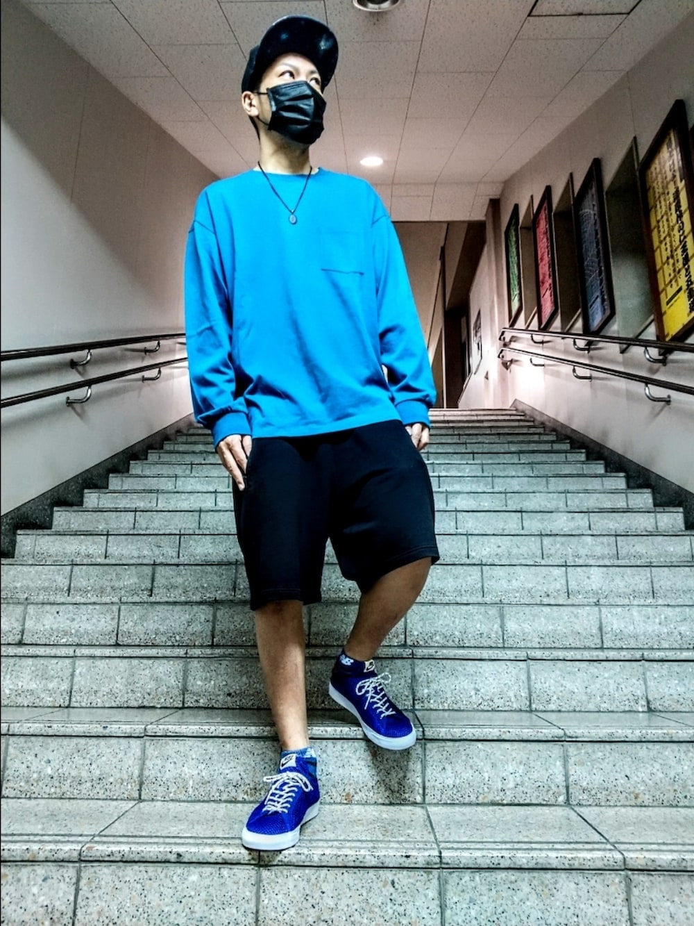 ブルー系のTシャツ/カットソー、ブラック系のその他パンツ、ブルー系のスニーカーを着用したメンズの秋コーディネートの3枚目の写真
