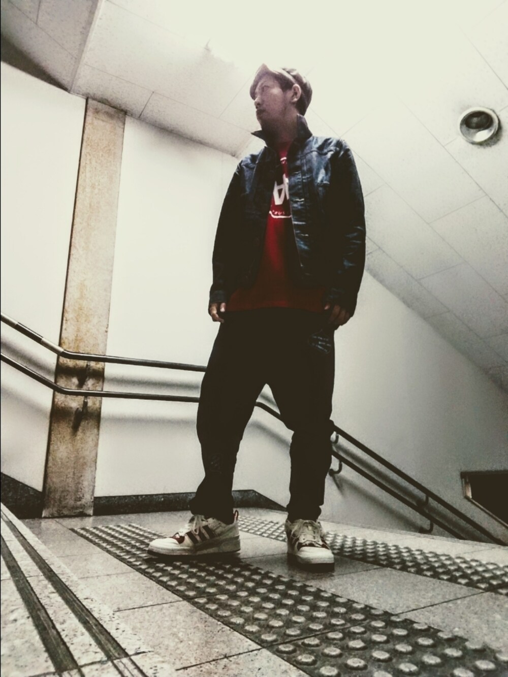 ブルー系のデニムジャケット、レッド系のTシャツ/カットソー、ブルー系のデニムパンツを着用したメンズの秋コーディネートの2枚目の写真