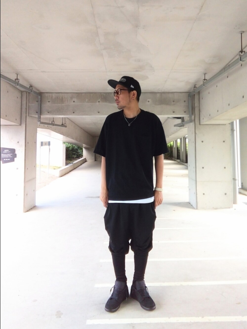 ブラック系のその他パンツ、ブラック系のスニーカー、ブラック系のTシャツ/カットソーを着用したメンズの秋コーディネートの3枚目の写真