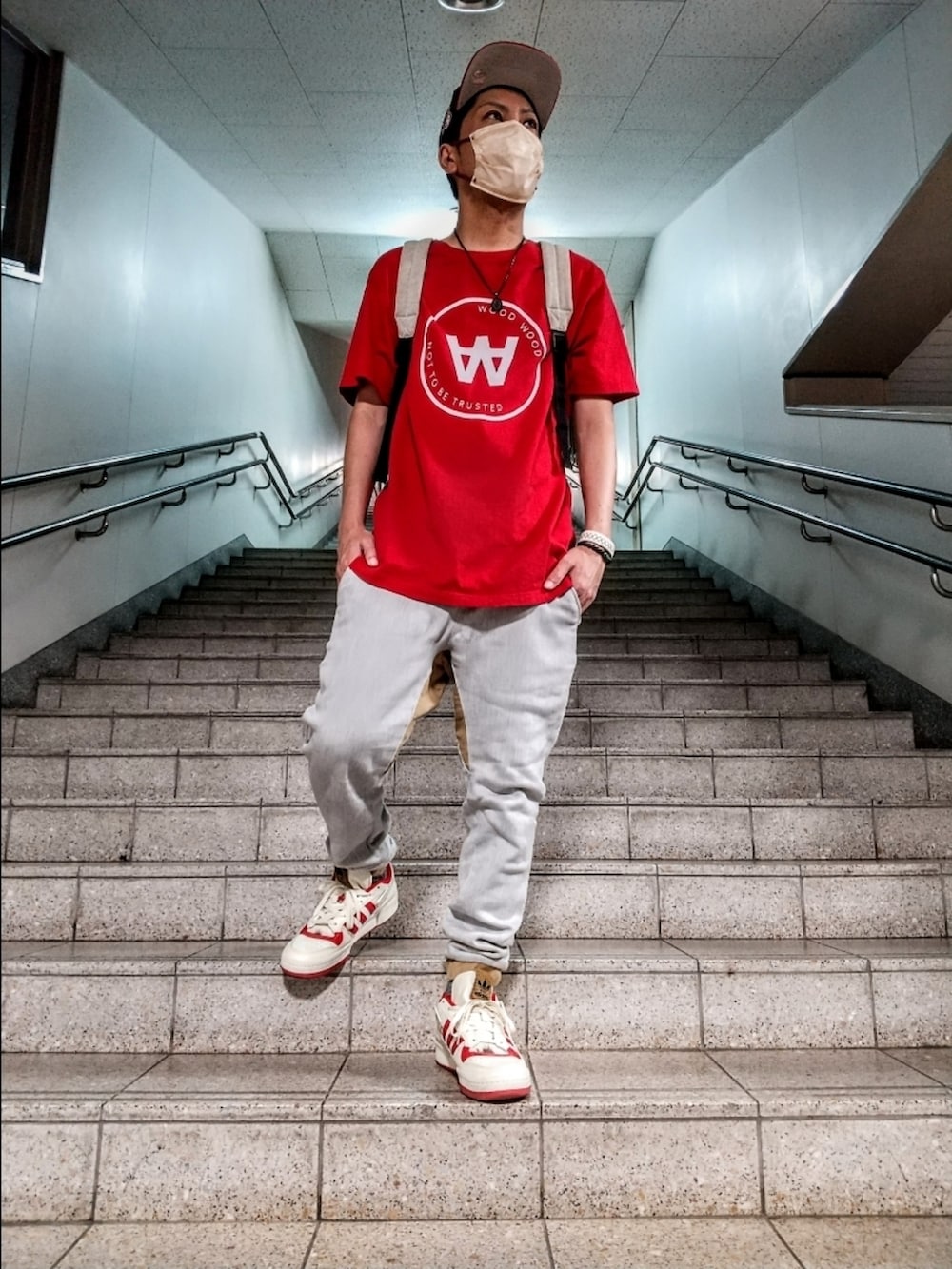 グレー系のスウェットパンツ、ホワイト系のスニーカー、その他のバックパック/リュックを着用したメンズの夏コーディネートの3枚目の写真