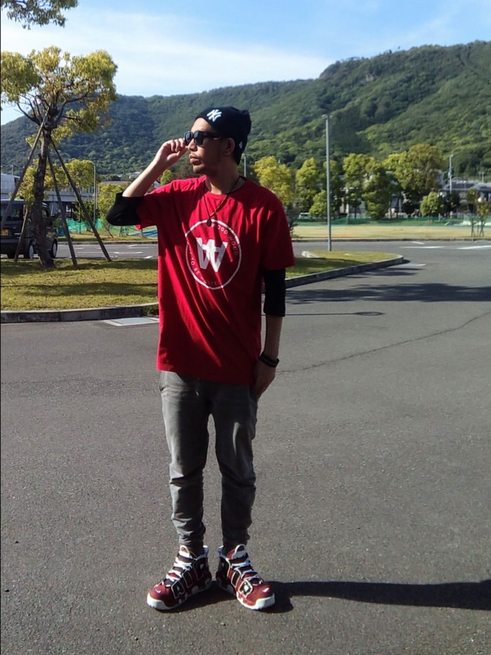 レッド系のスニーカー、レッド系のTシャツ/カットソー、グレー系のその他パンツを着用したメンズの春コーディネートの2枚目の写真