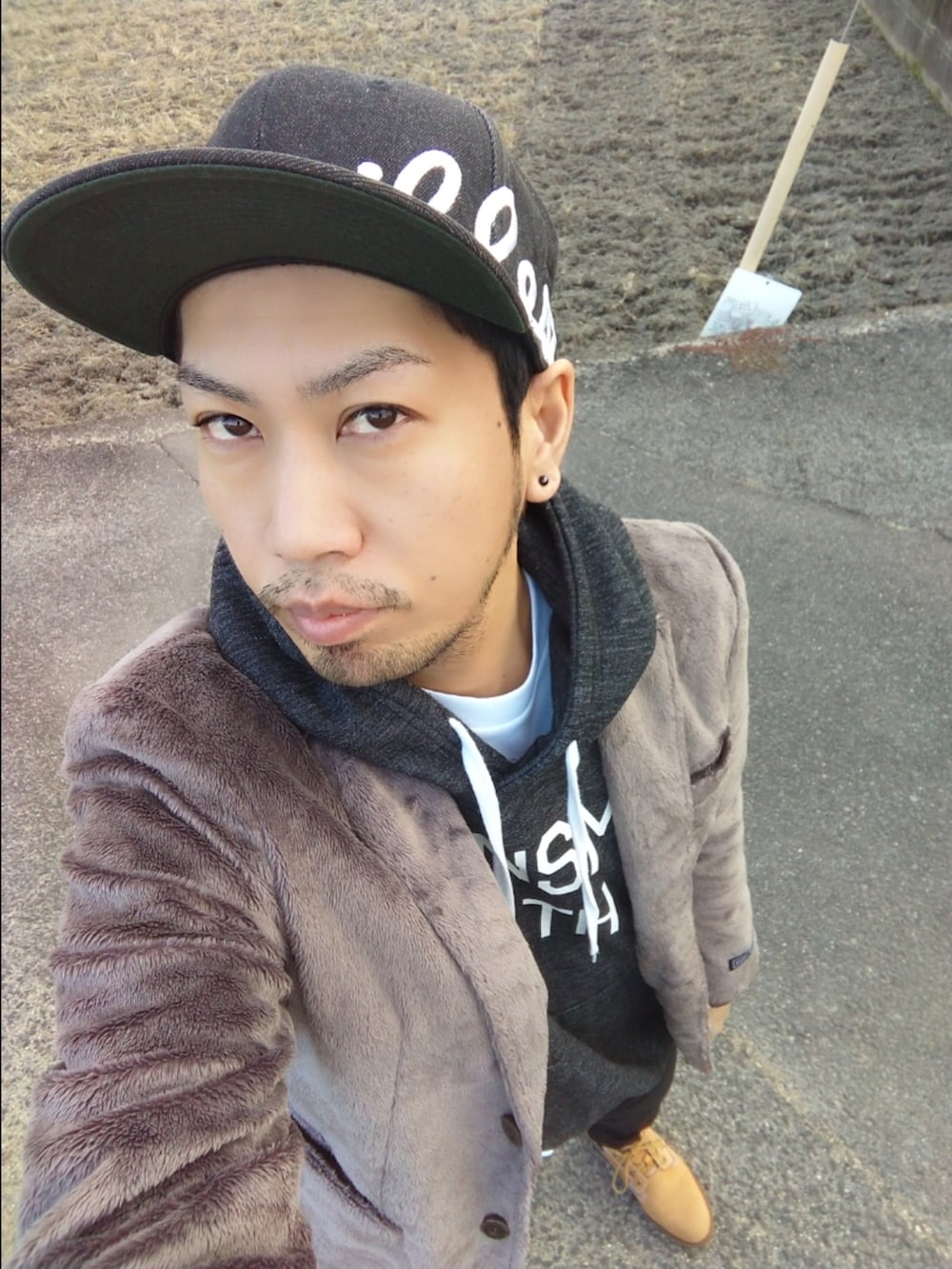 グレー系のジャケット/アウター、ブラック系のデニムパンツ、イエロー系のブーツを着用したメンズの冬コーディネートの3枚目の写真