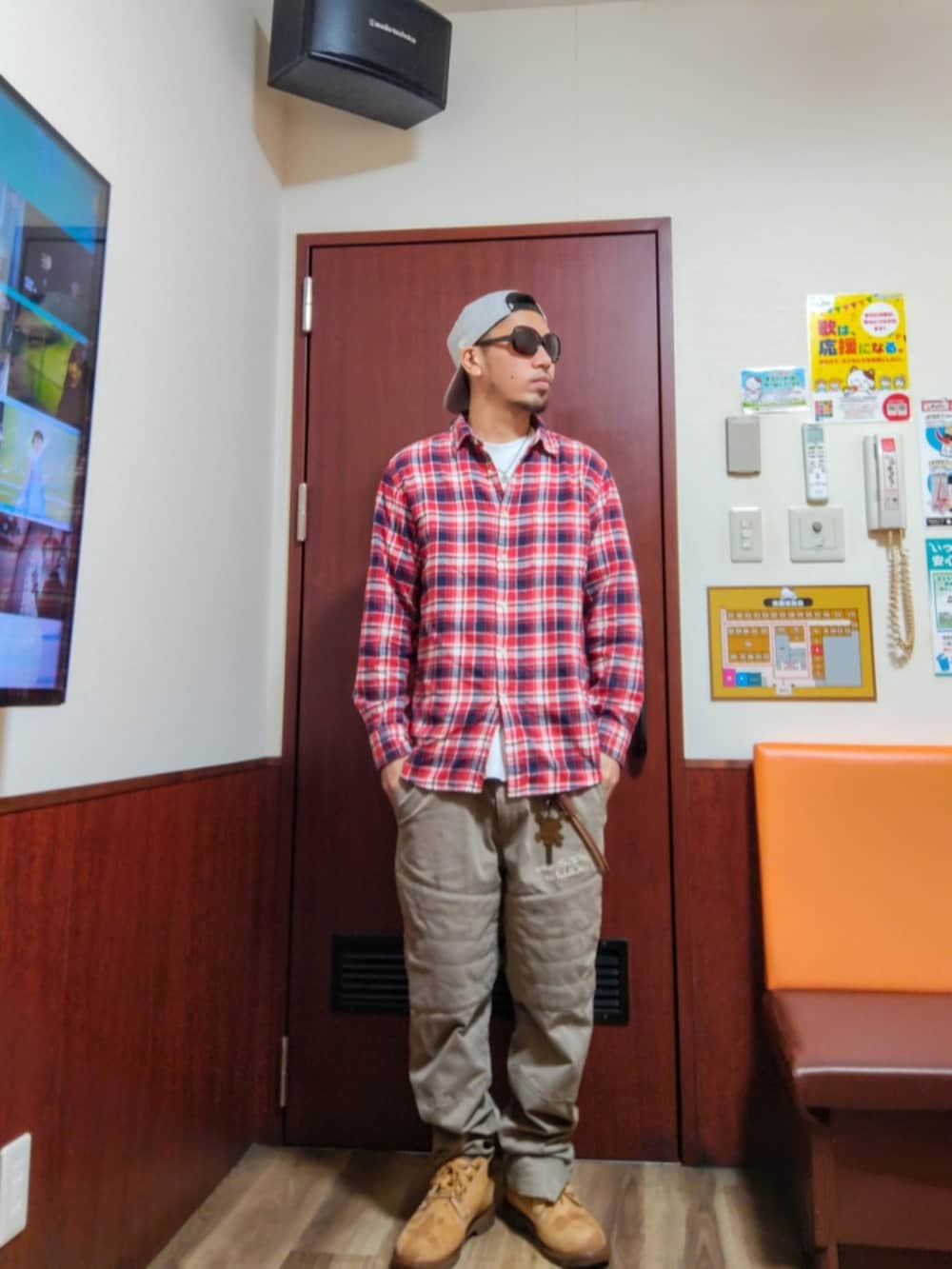 レッド系のシャツ/ブラウス、ホワイト系のTシャツ/カットソー、ベージュ系のチノパンツを着用したメンズの春コーディネートの2枚目の写真