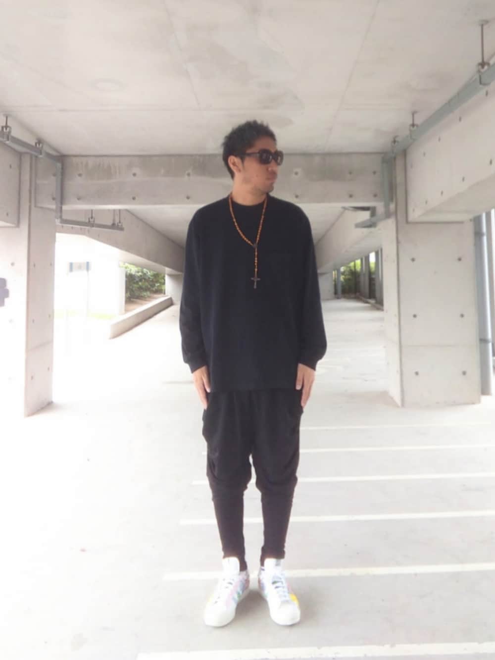 ブラック系のTシャツ/カットソー、ブラック系のその他パンツ、その他のスニーカーを着用したメンズの春コーディネートの2枚目の写真