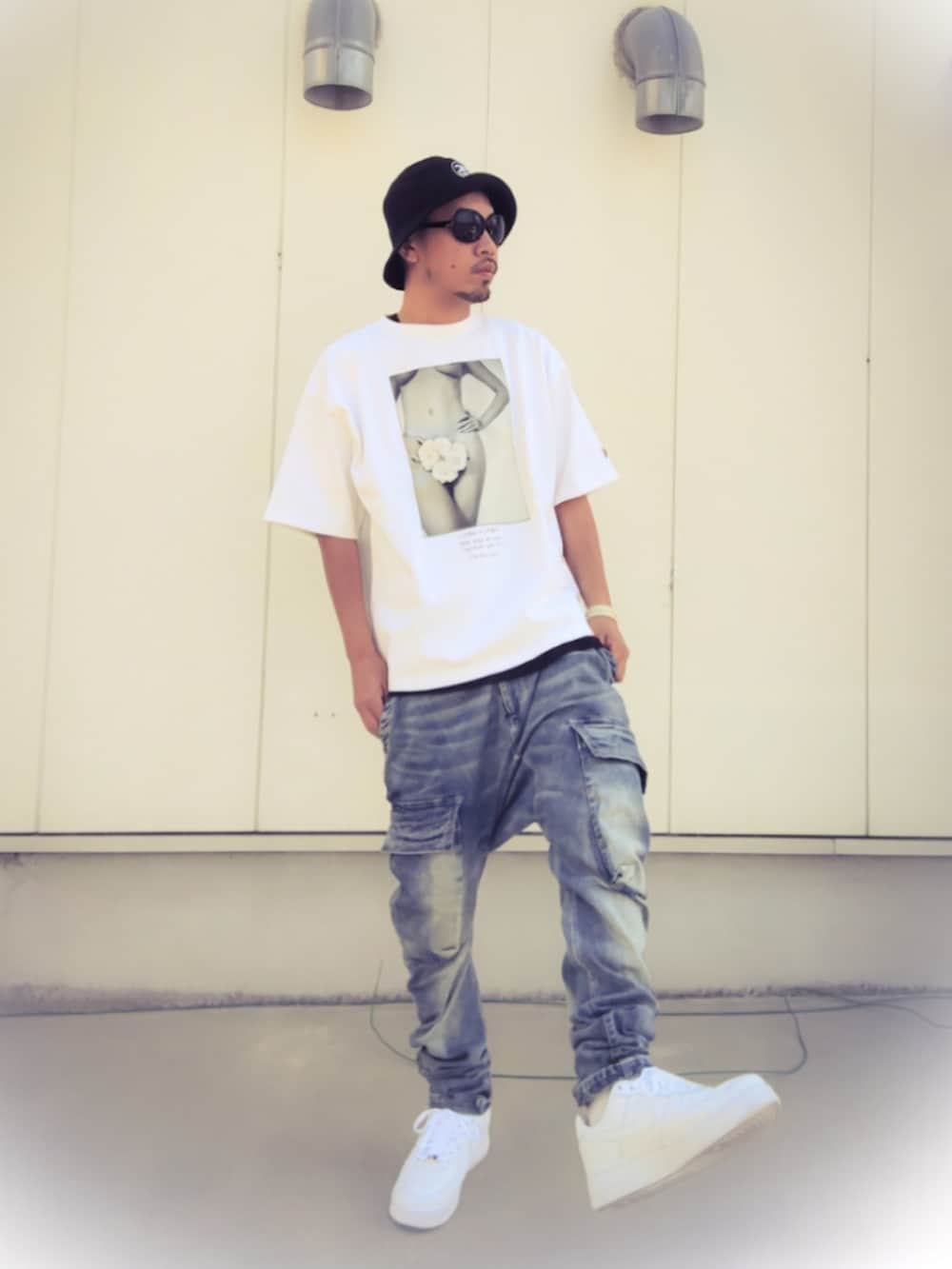 ホワイト系のTシャツ/カットソー、ブルー系のデニムパンツ、ホワイト系のスニーカーを着用したメンズの秋コーディネートの2枚目の写真